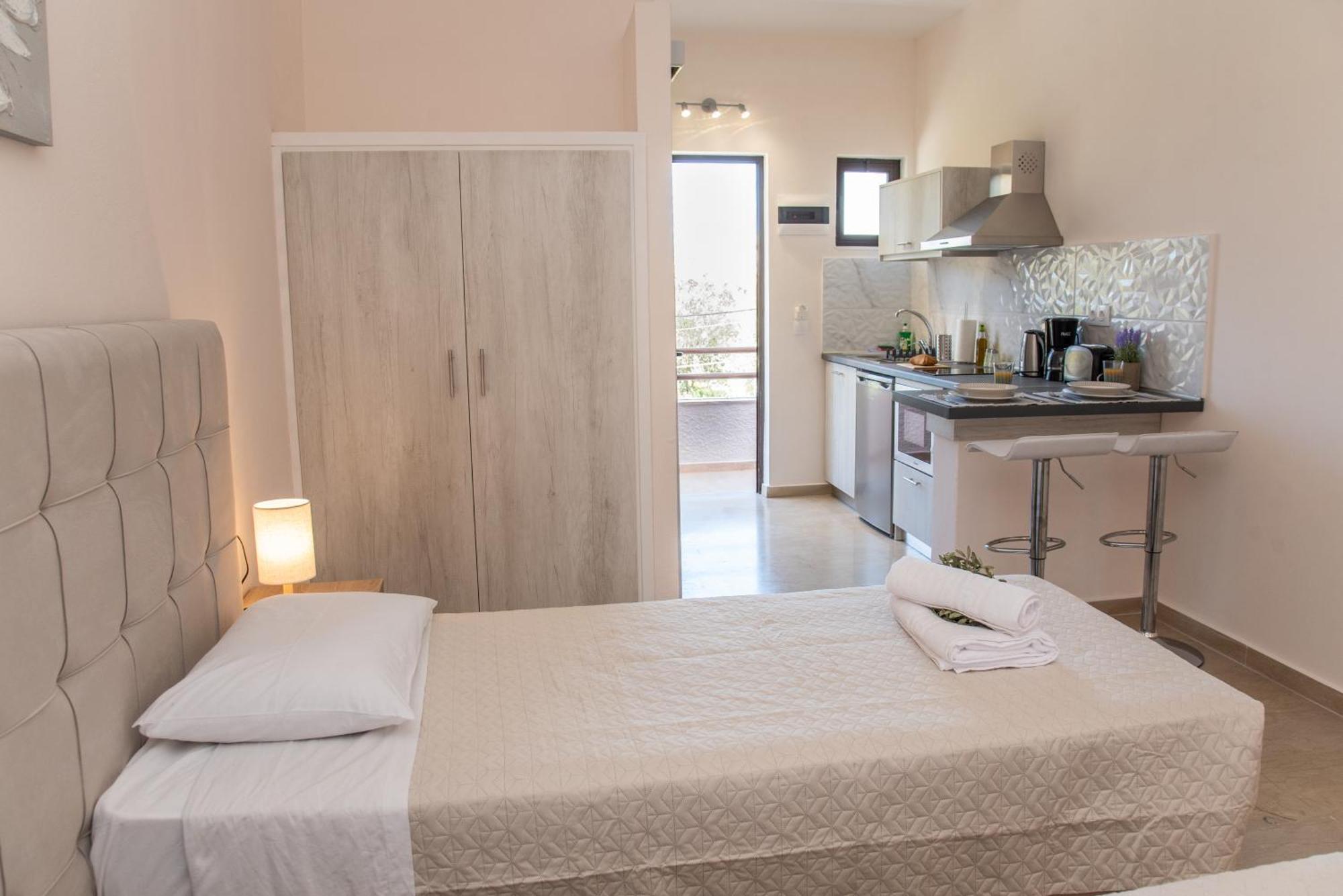 Costas Apartments Meszongí Szoba fotó